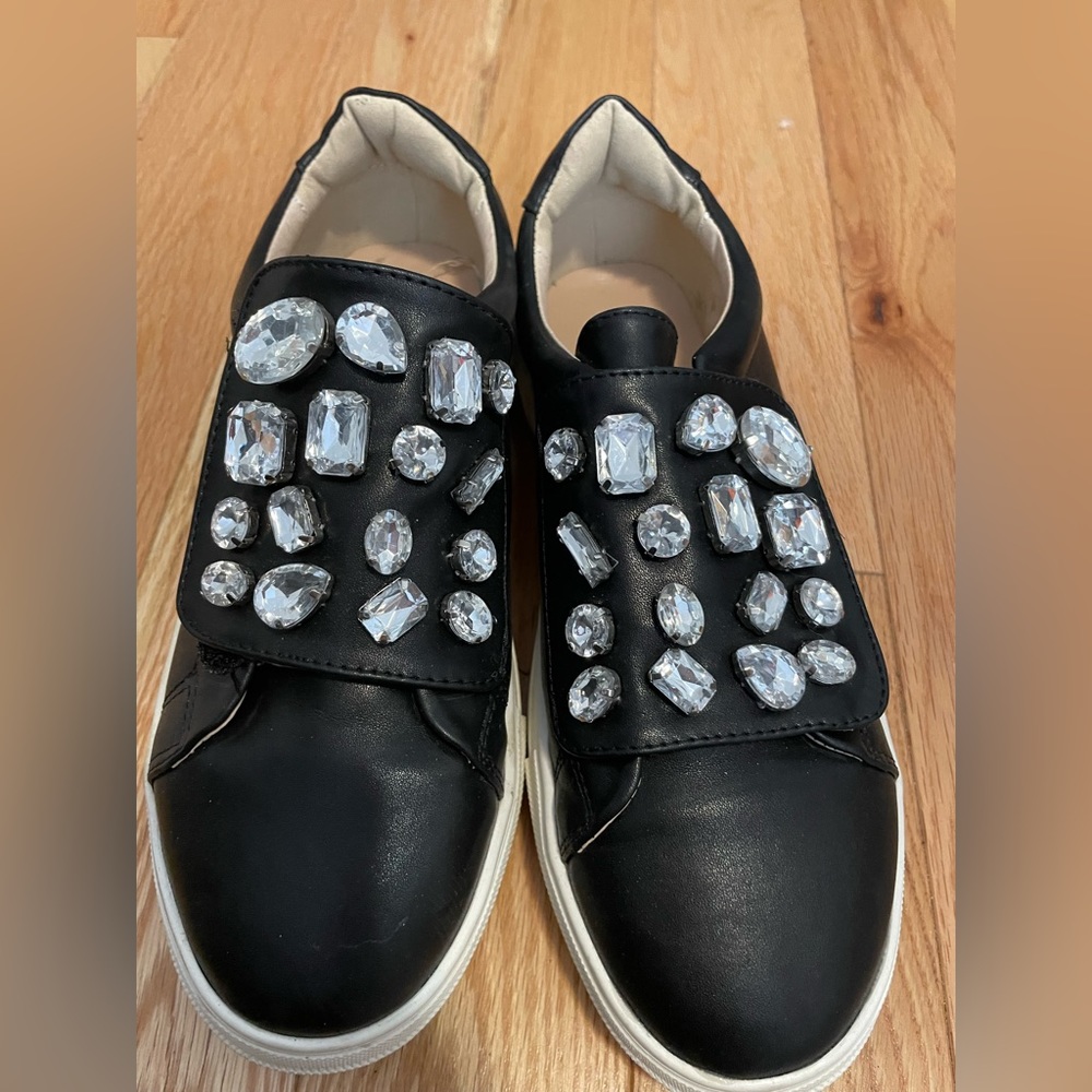 2/$25 🎉 LE CHÂTEAU glam large rhinestone sneakers size 39, in great condition.